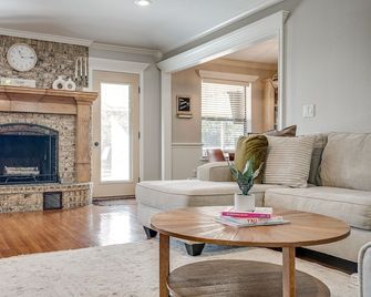Clover House, Pool, Game Room - Decatur - Вітальня