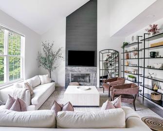 Beautifully renovated home, entertainer’s dream, saltwater pool and spa,... - Southampton - Olohuone