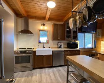 The ONLY sled-in-sled-out Log Chalet at Eagle Pass - Taft - Cocina