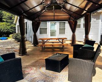 Lakeside Escape ~ Waterfront W/Hot Tub (New Dock!) - Hillsboro - Patio