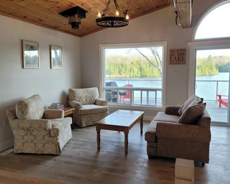 Firefly Hut - Cheerful 6-bedroom cottage with serene beauty - McDougall - Living room