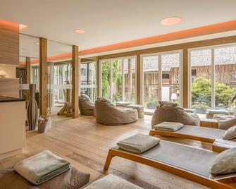 Birnbaum-Appartement mit traumhaftem Blick in die Natur - Neualbenreuth - Living room