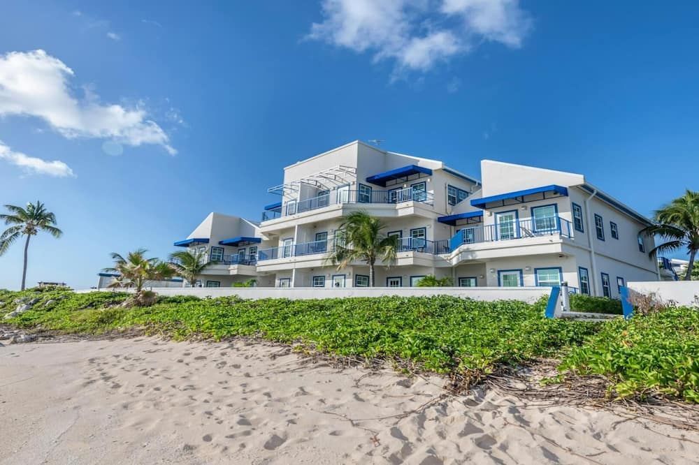Flamingo Beach by Hilton: Oceanfront Resort, Pools & Spacious Studios To Relax! - Philipsburg - Bâtiment