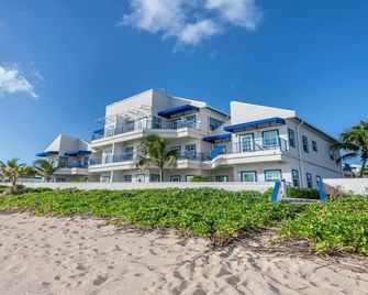 Flamingo Beach by Hilton: Oceanfront Resort, Pools & Spacious Studios To Relax! - Philipsburg - Bâtiment