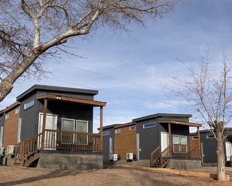 Luxury Tiny Homes - Deluxe King Room - Page - Edificio