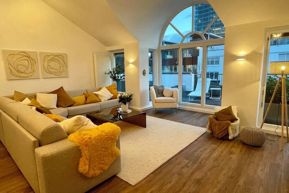 Munich penthouse with roof terrace, kitchen and parking space in the Moosach district - מינכן - סלון