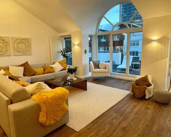 Munich penthouse with roof terrace, kitchen and parking space in the Moosach district - Munique - Sala de estar