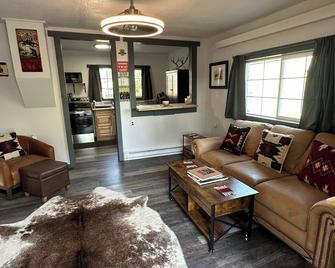Welcome to The Hulett Hideout in historic downtown! Walk everywhere! - Hulett - Sala de estar