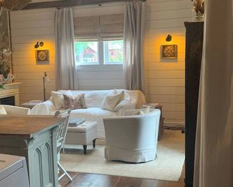 French country cottage, fireplace & hottub - West Coxsackie - Living room