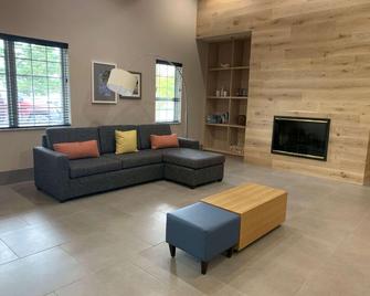 Portage Inn & Suites - Kalamazoo - Living room