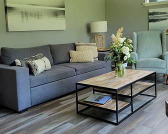 3 Min walk to the beach and town, 3 Bed, 2 Bath house! - Kincardine - Living room