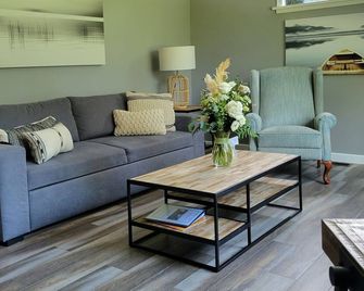 3 Min walk to the beach and town, 3 Bed, 2 Bath house! - Kincardine - Soggiorno