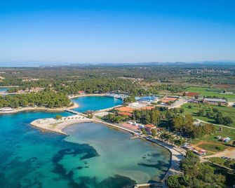 Beach front apartment in Umag with WiFi - Umago - Piscina