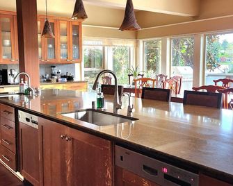 Spacious 6-bedroom Luxury House with Lake Access Lynnwood, Washington - Lynnwood - Kitchen