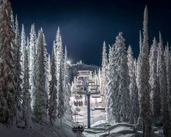 The Dorm Ski-In Ski-Out Studio, Pool and Gym - Big White