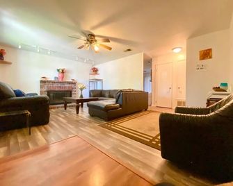 Whole Family - Rosemont - Hostel - Sacramento - Living room