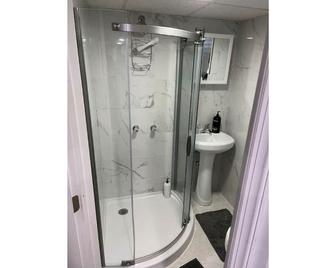 Private renovated, Cozy Apt w/ Free parking - Elmwood Park - Bathroom