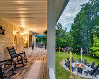 Pond Farmhouse w/ 7 Bedrooms, Hot Tub, Game room, Fire pit, Pet-Friendly! - Elkton - Patio