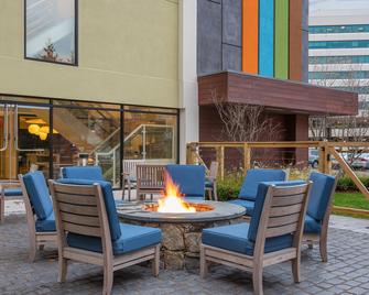 إيفين هوتل نوروو ك باي آيتش جي - نورواك - شرفة مرصوفة