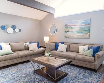 3bd 2ba, 5 min away from shopping, dining, pickleball courts, and walking trails - Greenwood - Living room