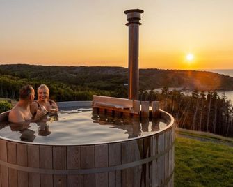 Juniper - Accessible Luxury Oceanview Cottage with Hot Tub & Direct Beach Access near Cabot Trail - Margaree Harbour