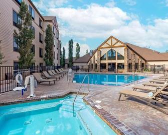 Luxury Retreat in Nature's Embrace! Outdoor Pool, Free Parking, Free Breakfast! - Bryce - Pool