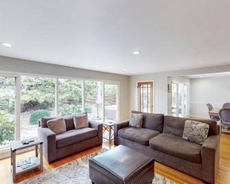 Updated & Sunny Sonoma 1950s Ranch Near Santa Rosa & Wineries - Santa Rosa - Living room