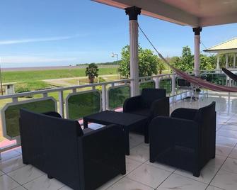 Zeedijk Resort Nickerie - Nieuw Nickerie - Balcón