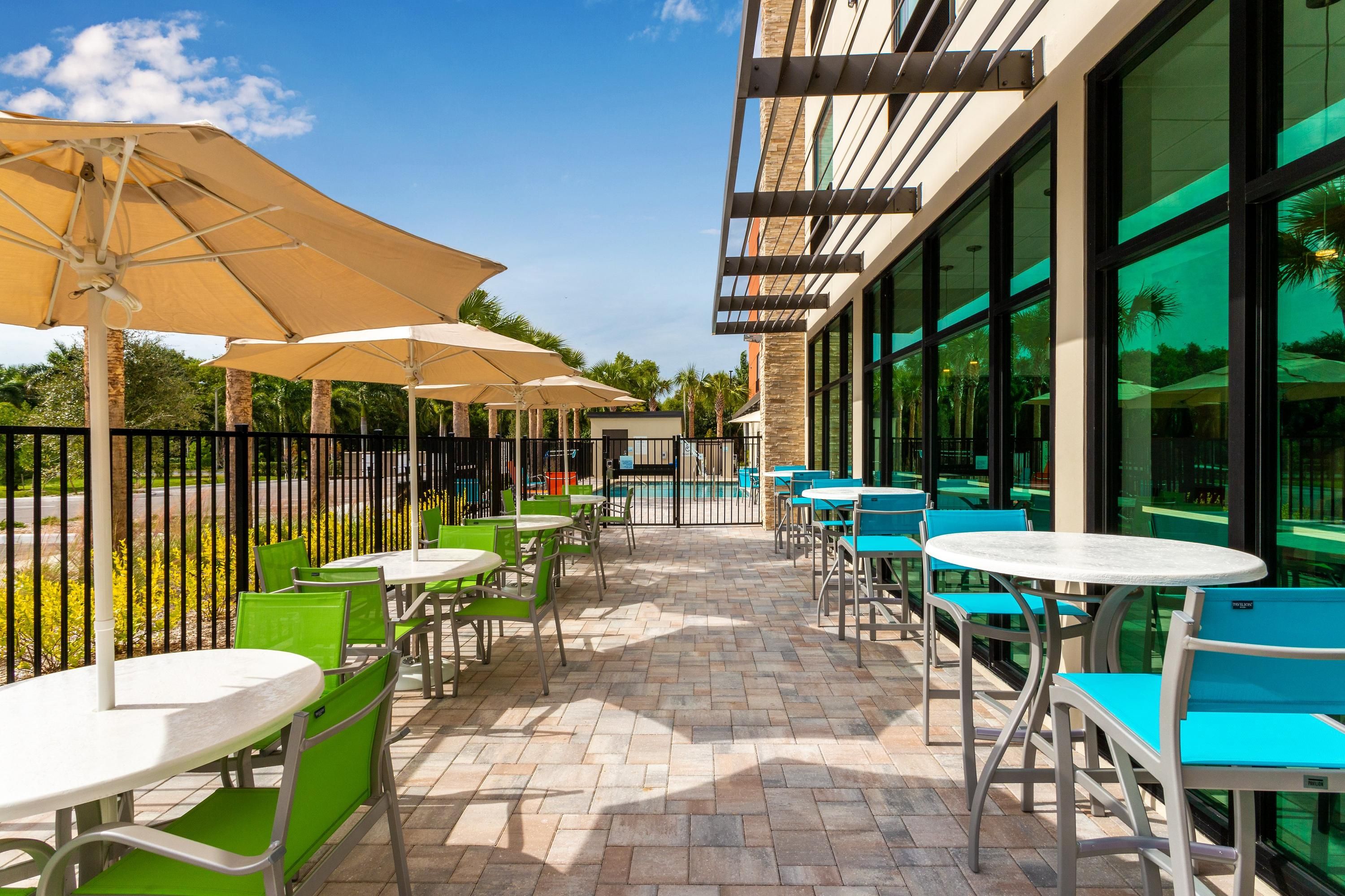 Holiday Inn Express & Suites Ft Myers Beach-Sanibel Gateway By IHG - Fort Myers Beach - Патіо