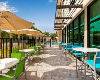 Holiday Inn Express & Suites Ft Myers Beach-Sanibel Gateway - Fort Myers Beach - Patio