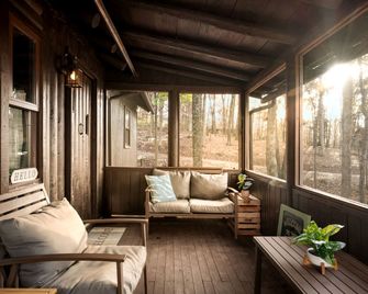 Cozy w Fire Pit Grill Deck Screened Porch WiFi - Harpers Ferry - Living room