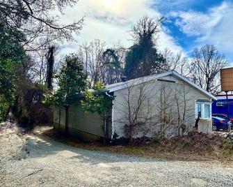 Serenity Studio, Adorable and Spacious Studio with Full Kitchen - High Point