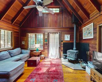 Dreamcatcher Cottage - Cazadero - Living room