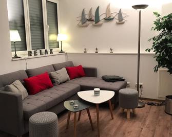 Beautiful barrier-free 3 1/2 room apartment near the beach! - Allensbach - Living room