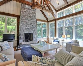 5-year old, Luxury Build on Joe! Immaculate Main + Guest Cottage! Tennis! - Mactier - Living room