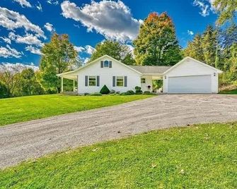 High-End Finger Lakes Escape - Expansive Game Room, Cozy Firepit, & Scenic Views - Penn Yan