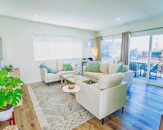 Beach House Steps to the Sand! - Manhattan Beach - Living room