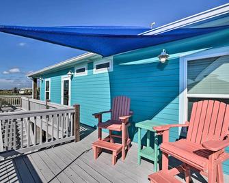 Walk to Shore: Crystal Beach Home w/ Deck + Grill! - Galveston - Balkon