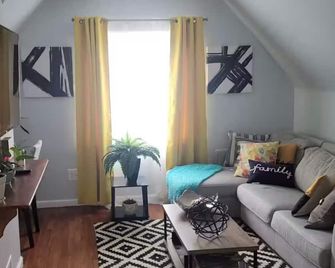 Cozy 1-bedroom apartment in amazing Queens with AC - Queens - Living room