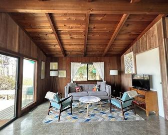Secluded Ocean View Mid-Century Modern Retreat - Fort Bragg - Wohnzimmer