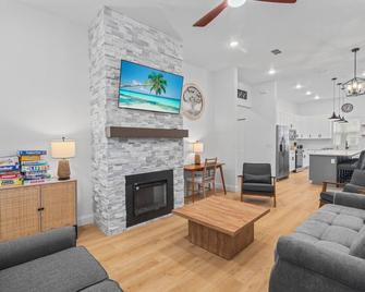 Charming Retreat w/ Bikes - Green Cove Springs - Living room