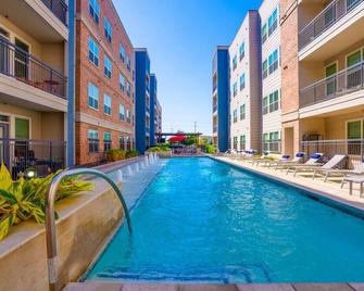 Alamo Chic King Bed Refreshing Office Desk w/ Pool - San Antonio - Pool