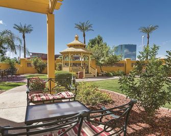 La Quinta Inn & Suites by Wyndham Phoenix Mesa West - Mesa - Pátio