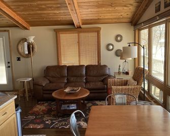 Whispering Oaks on West Lake Sylvia - South Haven - Living room