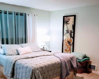 1 Large Bed, 1 Bath - Des Moines - Bedroom