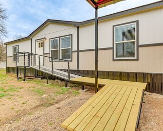 Hudson Oaks Country Creekside Home Hot Tub and Deck - Weatherford