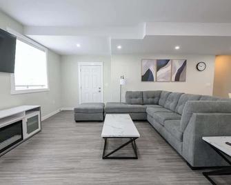 2 Bed 2 Bath | 3 Tvs | Free Wifi | Full Kitchen - Grande Prairie - Living room