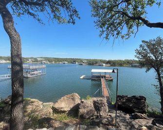 Fish and Float in deep Possum Hollow cove! Close to restaurants & Graham! - Graham