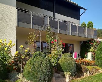 Ferienwohnung Meyer mit Garten - Haundorf - Gebäude