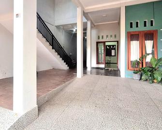Hkp Homestay Redpartner Blitar - Blitar - Будівля
